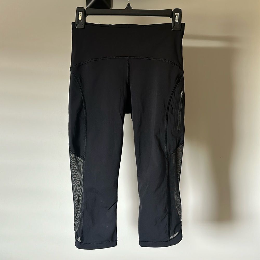 Like new sz 4 Lululemon Fast and Free black cropped leggings mesh side